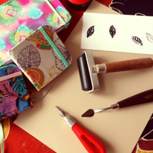 Taller de ilustración, grabado, impresión en tela y encuadernación artesanal